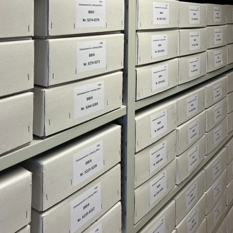 Regale mit Akten und Archivboxen in Magazinregalen